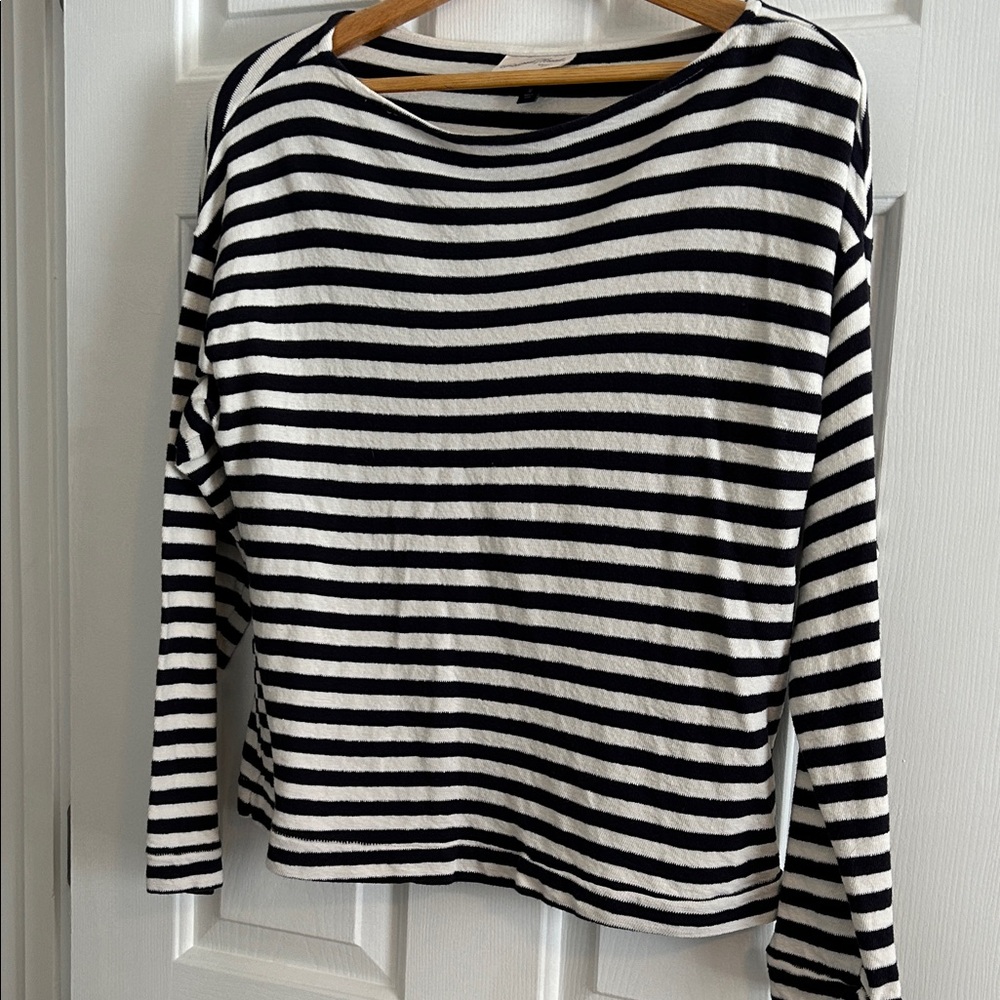 Universal Threads striped top navy blue and cream 70% cotton loose fit